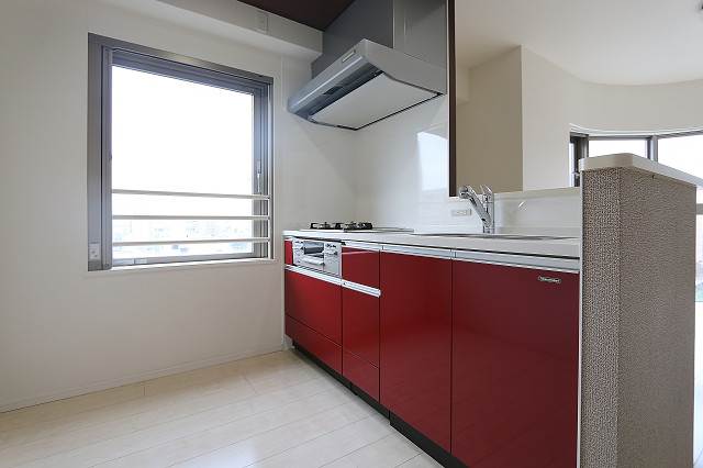 システムキッチン　3口コンロ付き