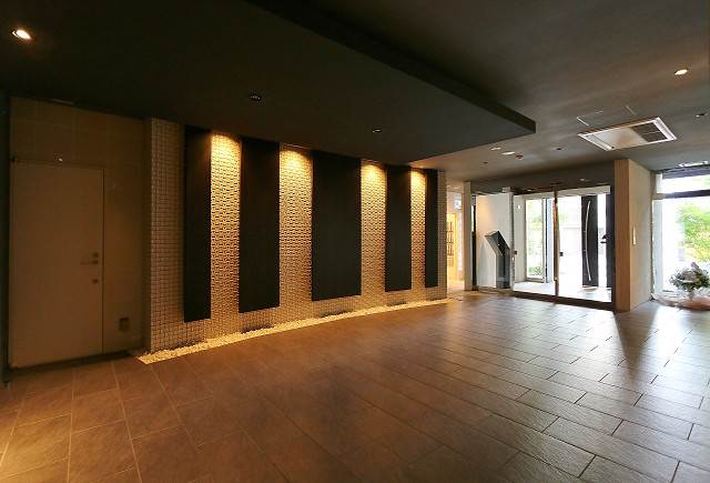 オシャレで広いエントランス