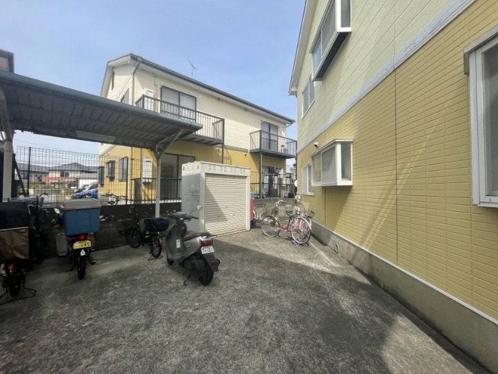 屋外バイク置場