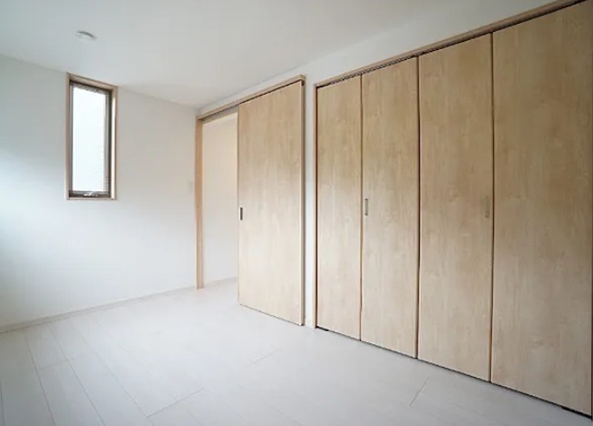 洋室には壁一面のクローゼットですっきり収納可能