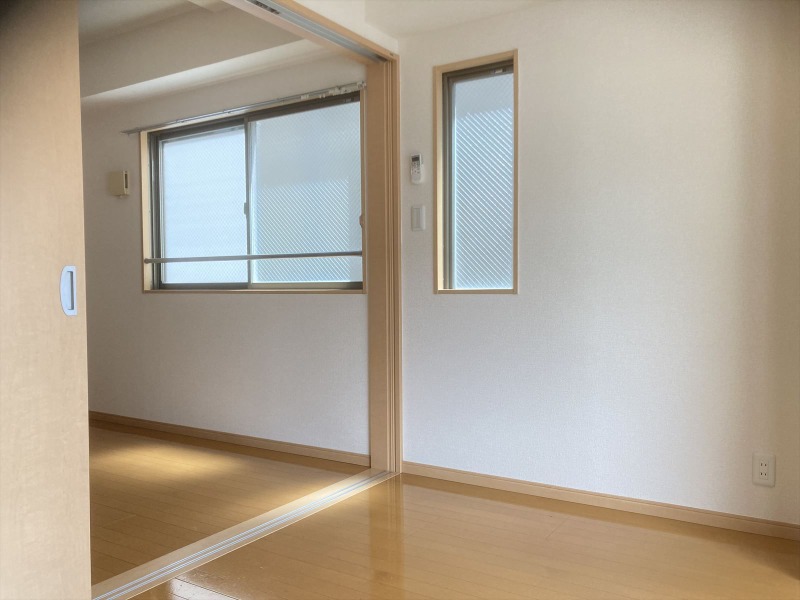 こちらは寝室にピッタリの洋室です