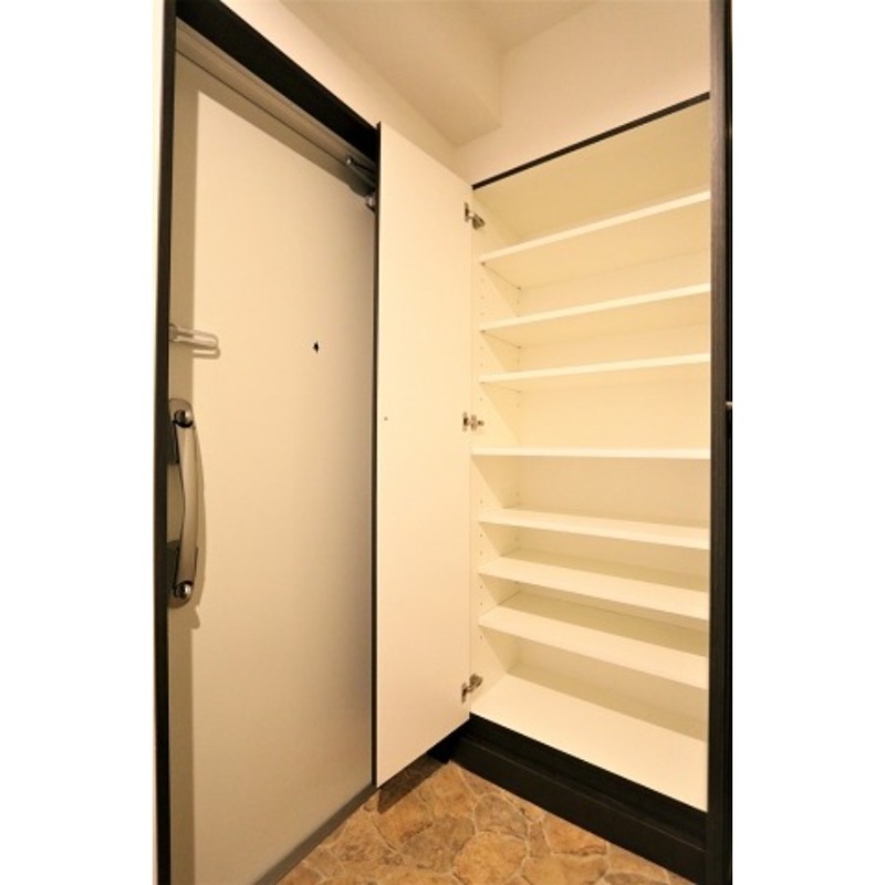 高さのあるシューズボックス。