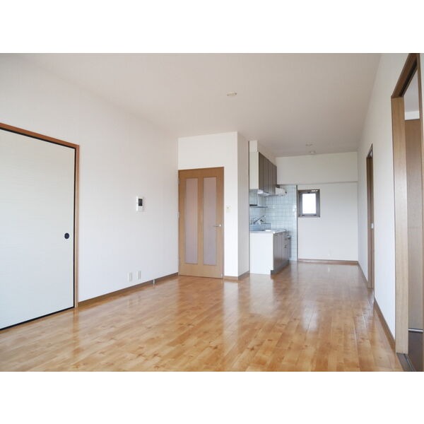 家具の配置がしやすいリビングですね