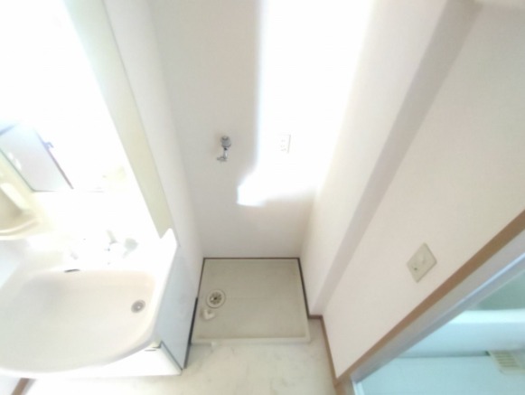 洗濯機はもちろん室内です。