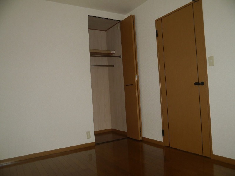 ロングコートもかけられる収納です。