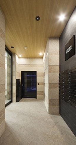 カッコいいエントランスです