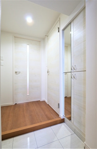 白基調の明るい玄関です