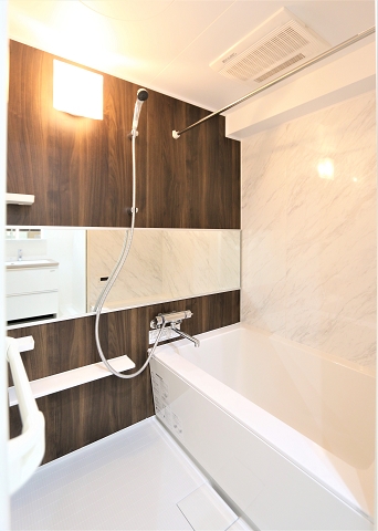 追い焚き付きでいつでも温かいお風呂に浸かれます