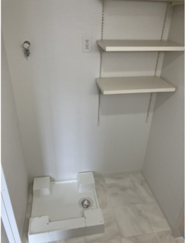 可動棚付きで収納レイアウトが自由自在★