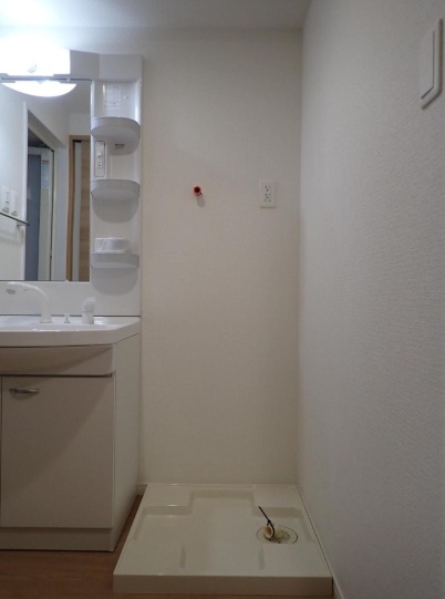 洗面所にも収納があります