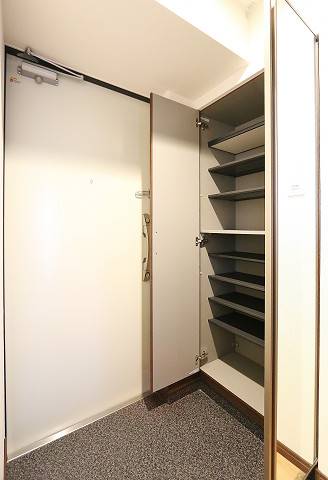 大容量シューズボックスで玄関スッキリ