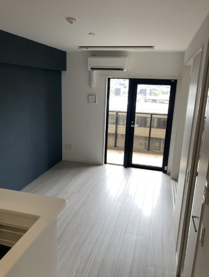 青の壁紙が映えてオシャレなリビングですね