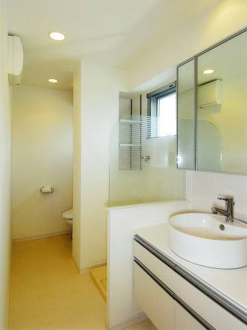 三面鏡の洗面台で朝の身支度もバッチリ