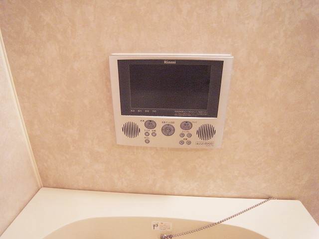 お風呂に浸かりながらテレビが見れちゃいます
