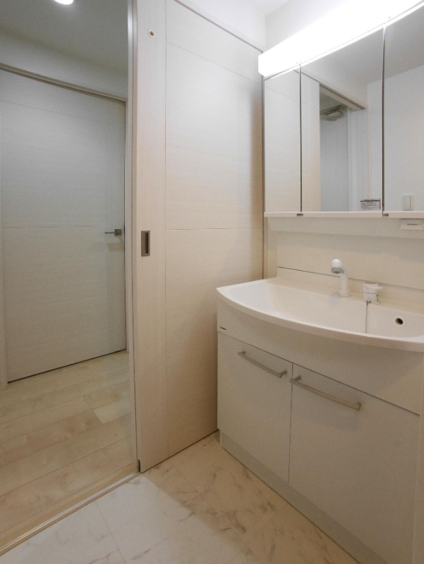 3面鏡付き洗面台で朝の支度もバッチリですね