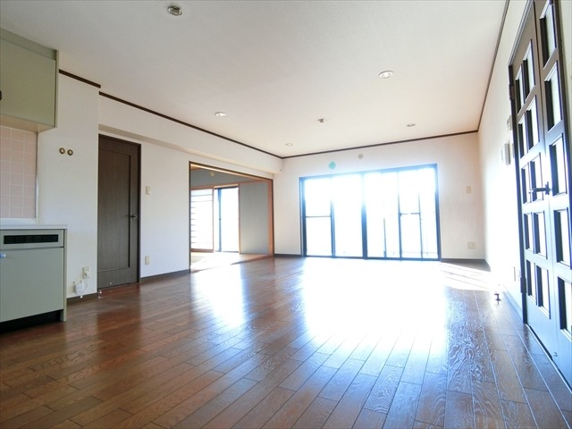 陽当たり良好19帖越えのリビングです。