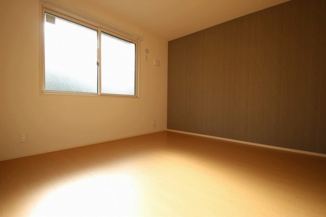 こちらは寝室にピッタリの洋室です