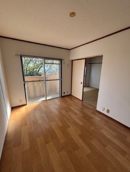 こちらは寝室にぴったりの洋室です