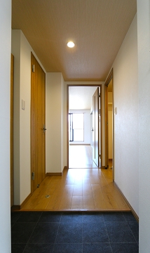 帰宅欲高まる明るい玄関です