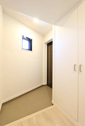 明るい玄関で運気も上がりそうです