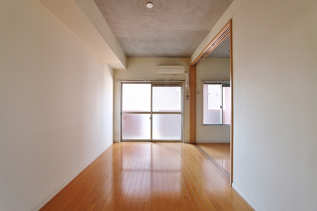 光の差し込むリビングです