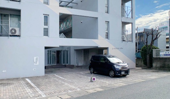 建物前面に駐車場があります
