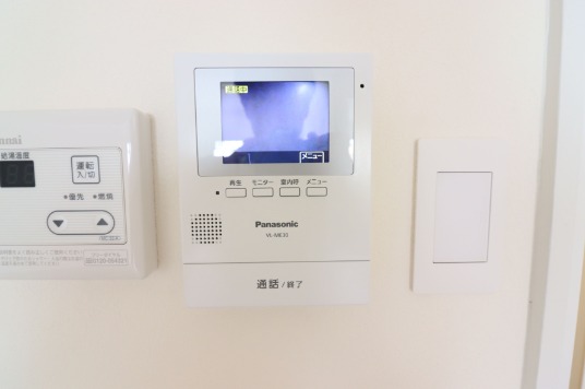 来客者はこちらのモニターフォンで確認できます