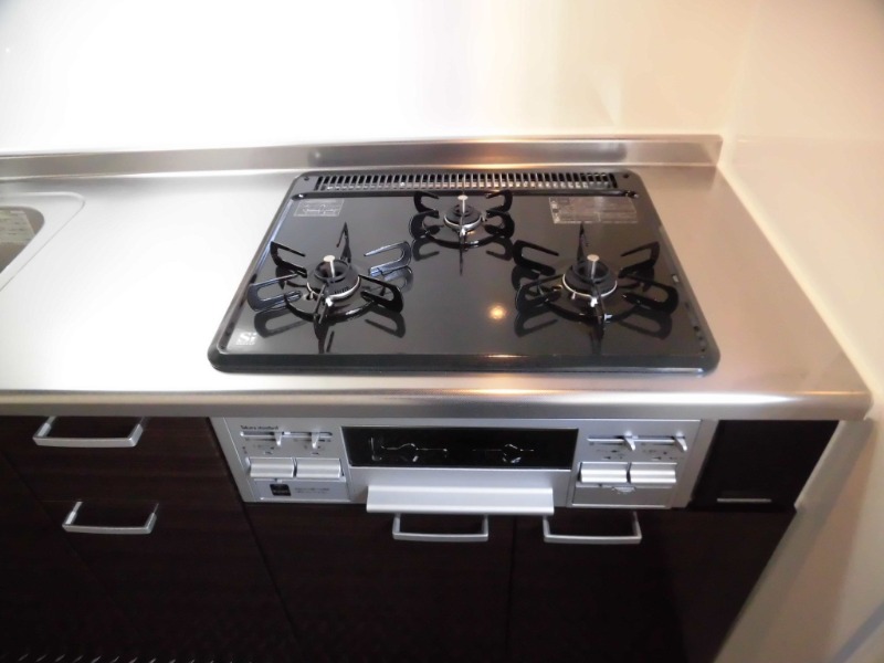 三口コンロでグリル付きです