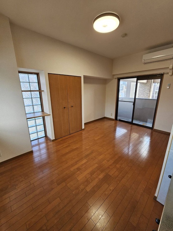 窓があるのでお部屋が広く感じます。