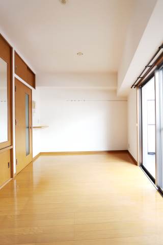 家具の配置に困らないリビングですね