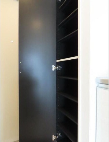 高さ調整ができるシューズボックスでブーツなども楽々収納できます