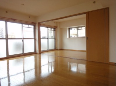 家具の配置に困らないリビングですね