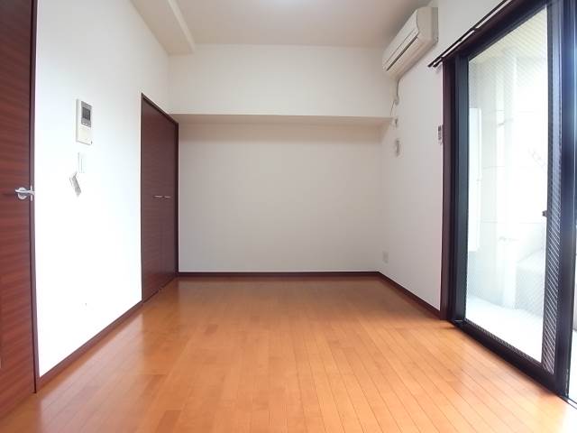 家具の配置に困らないリビングですね