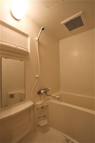 サーモスタット水栓付きバスルーム。