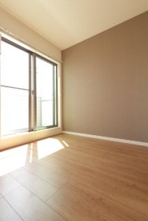 こちらは寝室にぴったりの洋室です