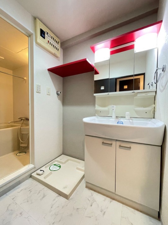 洗面所にも贅沢にアクセントクロスを使っています