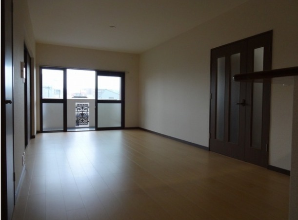 広々リビングでゆったりくつろげますね