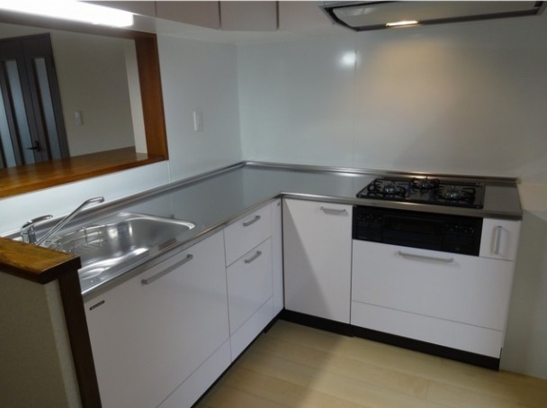 大きなL字キッチンでゆったりお料理出来ますね