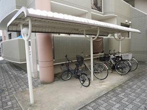 雨の日でも安心の屋根付き駐輪場