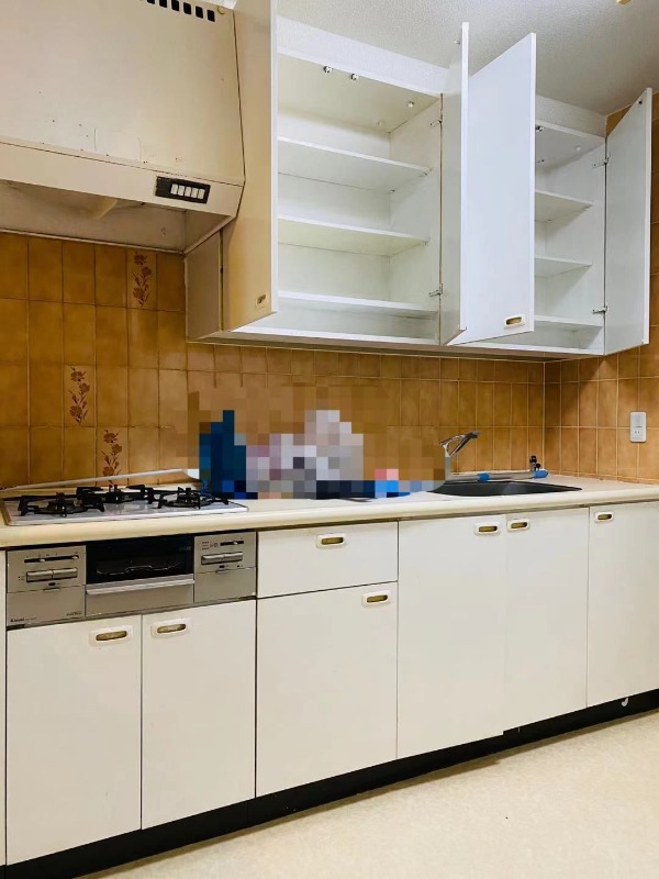 3口コンロのシステムキッチン完備