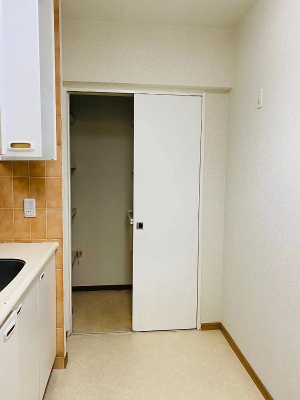 キッチン横には収納がついていて大変便利です(^^)/
