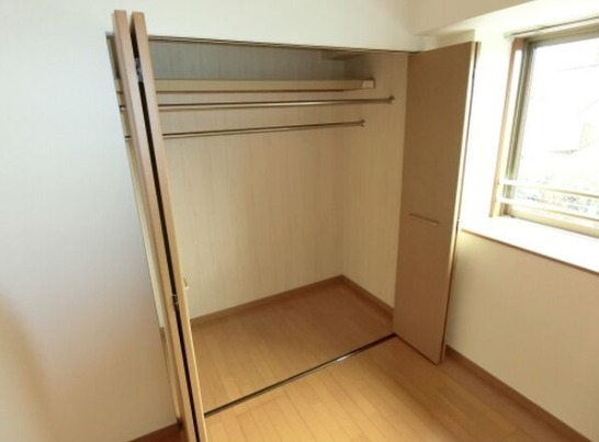 収納たっぷりのクローゼットですね