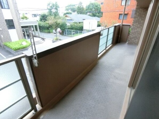 南向きで日当たり良好なバルコニーですね
