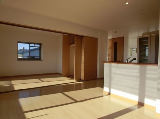 2面採光の広々としたリビングですね