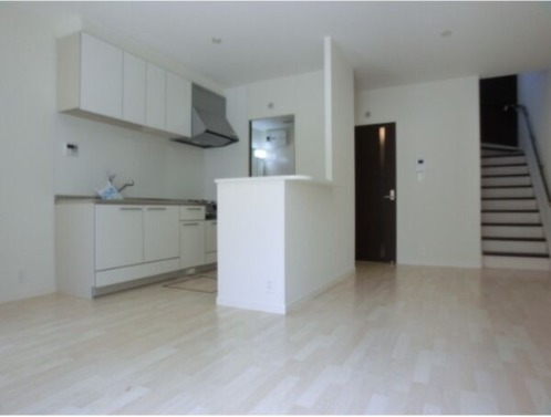 白基調の明るいリビングです