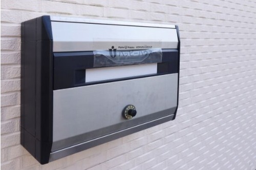 玄関横にポストがあります