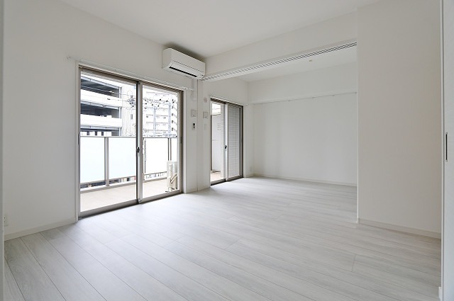 白基調のオシャレなリビングですね