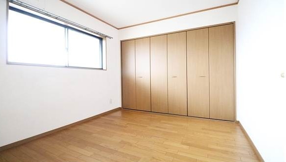 ２面採光の明るい洋室です。