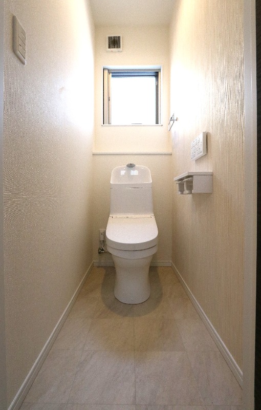 窓付きのトイレで明るいです