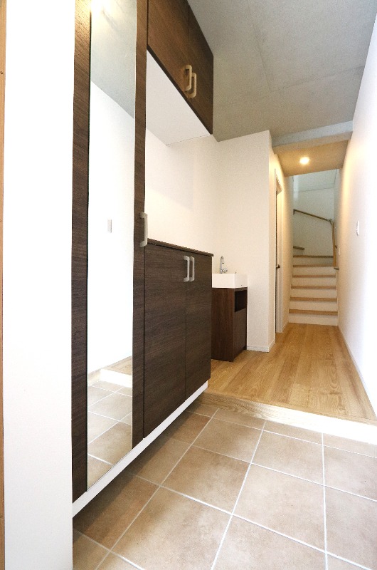 広々とした玄関で手洗い場があります